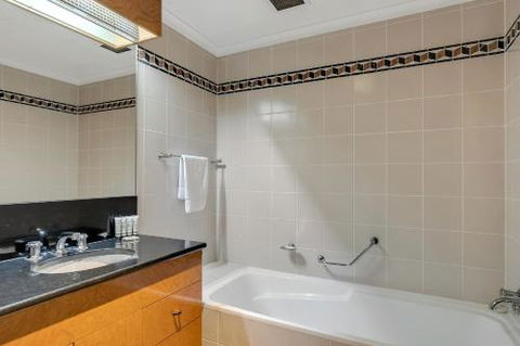 DREAM HARBOUR VIEW 2 BRM / GYM POOL & PARKING - Accommodation Australia 1