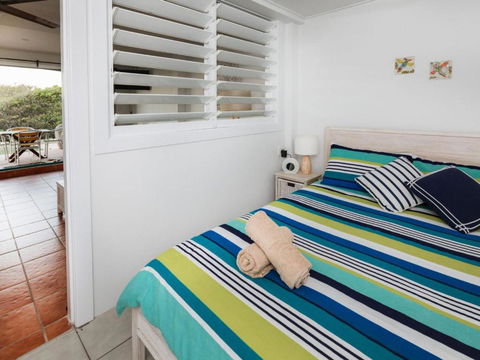 WHITE WAVES 4 ABSOLUTE BEACH FRONT STUDIO HASTINGS POINT - Accommodation Australia 6