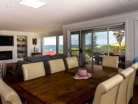 WHALE WATCH FOR FOUR Gerringong 4pm Check Out Sundays - Accommodation Australia 4