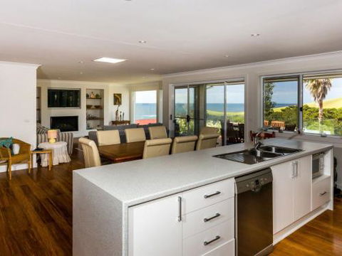 WHALE WATCH FOR FOUR Gerringong 4pm Check Out Sundays - Accommodation Australia 1
