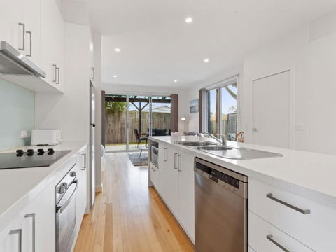 NORMANBY Coastal FREE WIFI & NETFLIX - Accommodation Australia 4