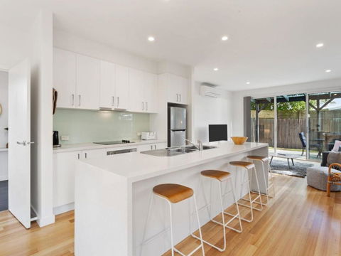 NORMANBY Coastal FREE WIFI & NETFLIX - Accommodation Australia 2