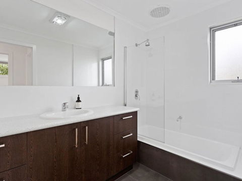 NORMANBY Coastal FREE WIFI & NETFLIX - Accommodation Australia 6