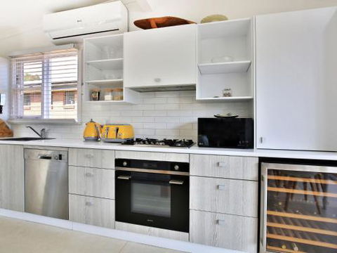 Arklow I Pet Friendly With Ocean Views - Accommodation Australia 2