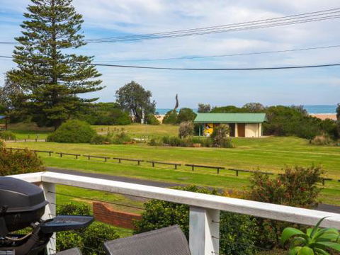 Arklow I Pet Friendly With Ocean Views - Accommodation Australia 3