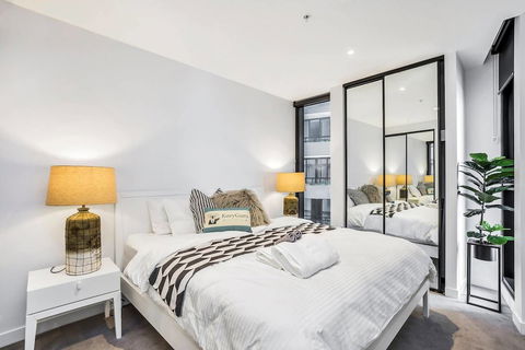 FV Iconic Designer APT, Parking, Near CBD Qfv147-14 - Accommodation Australia 5