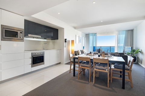 H Residences 2 Bedroom Ocean View In Surfers Paradise - Accommodation Australia 3