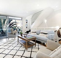 Broabdeach Sleek  Stylish Living - Accommodation Australia