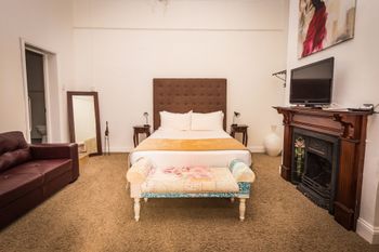 Spooky Hall Motel - Local Tourism 1