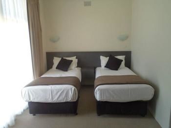 Oriana Motor Inn - Australia Shopping 2