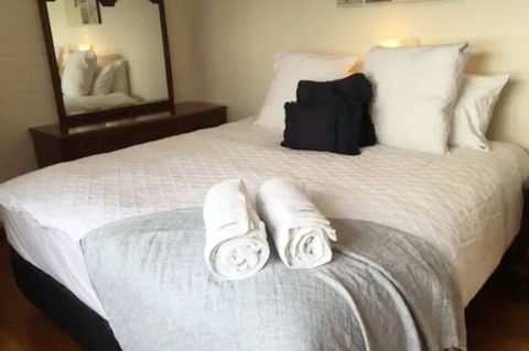 Home Near Shops & Beach - Accommodation Australia 0