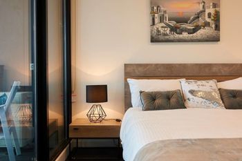 Stunning Harbour & City View Loft - Accommodation Australia 4