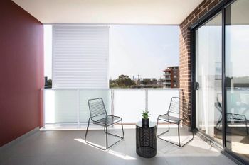 Designer Executive Apartment + Parking Near Train - Accommodation Australia 3