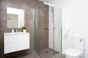 Designer Executive Apartment + Parking Near Train - Accommodation Australia 6