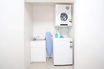 Designer Executive Apartment + Parking Near Train - Accommodation Australia 4