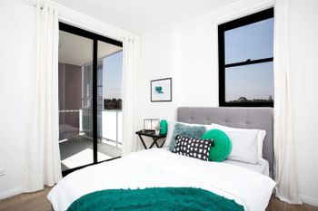 Designer Executive Apartment + Parking Near Train - Accommodation Australia 2