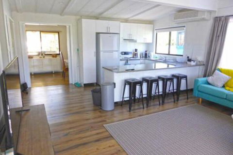 The Relax Shack At Culburra Beach Sleeps 7 - Australia Shopping 7