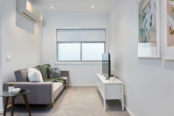 Open & Flowy 1 Bedroom Apartment In Chadstone - Australia Shopping 0