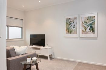 Open & Flowy 1 Bedroom Apartment In Chadstone - Australia Shopping 3