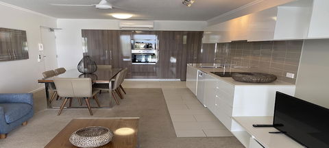 Airtrip Apartments On Carlyle St. Mackay - Australia Shopping 3