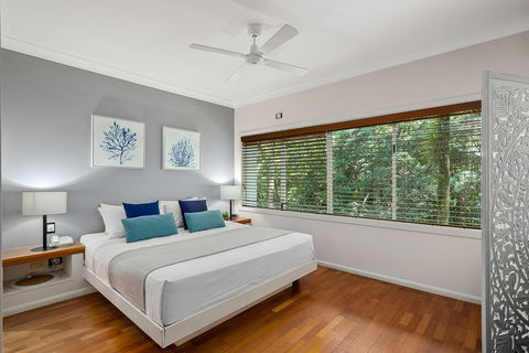 Poolside Alamanda Beachfront Resort 88 - Bed n Breakfasts 2