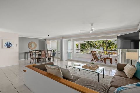 Poolside Alamanda Beachfront Resort 88 - Bed n Breakfasts 1