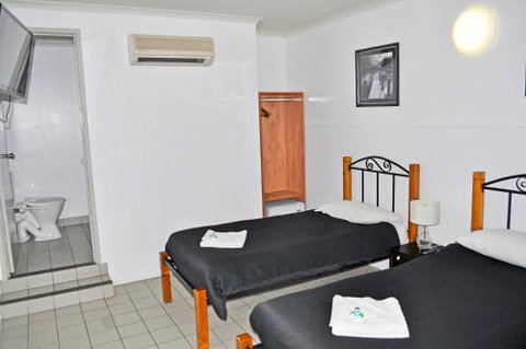 Airlie Waterfront Accommodation - Local Tourism 6