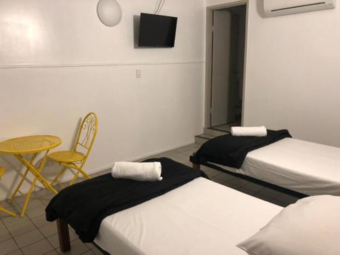 Airlie Waterfront Accommodation - Local Tourism 1