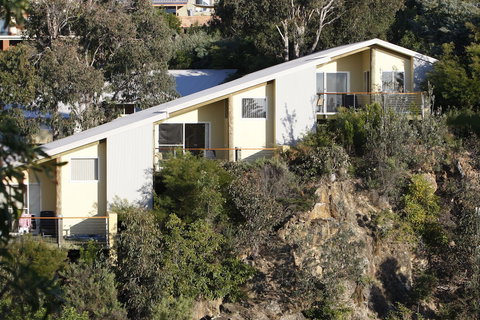 Tathra Beach House Apartments - Bed n Breakfasts 4