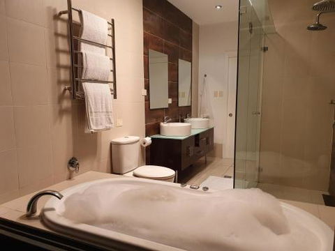 Sanctuary Hill Retreat - Accommodation Australia 3