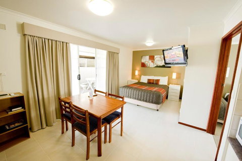 Redwood Manor Motel Apartments - Accommodation Australia 3