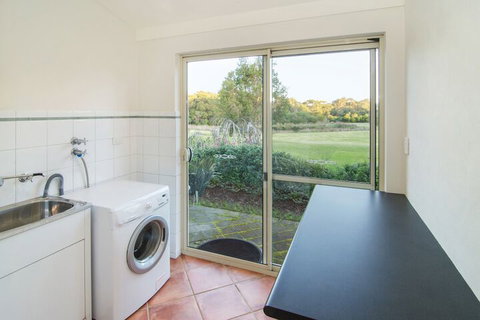 Acacia Chalets - Australia Shopping 3