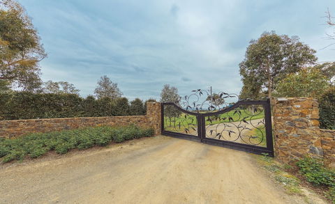 Outlook Hill Vineyard Cottages - Accommodation Australia 0