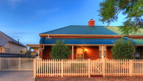 Endeavour Court Motor Inn - Accommodation Australia 3