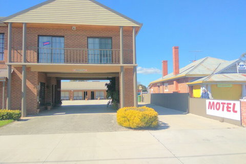 Holbrook Town Centre Motor Inn - Accommodation Australia 5
