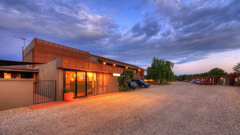 Motel Meneres - Accommodation Australia 3