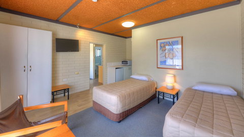 Motel Meneres - Accommodation Australia 5