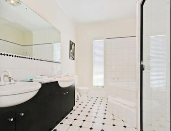 Wine And Roses B&B - Accommodation Australia 0