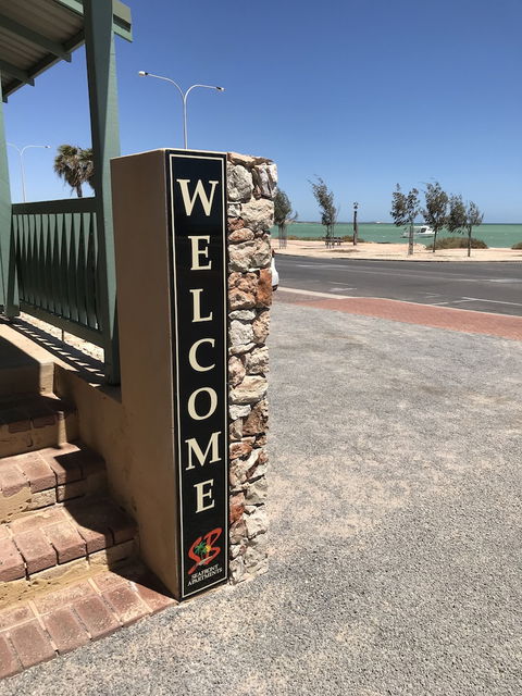 Shark Bay Seafront Apartments - Bed n Breakfasts 3