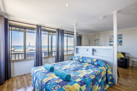 Shark Bay Seafront Apartments - Bed n Breakfasts 6