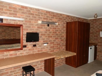 Woomargama Village Hotel Motel - Accommodation Australia 4