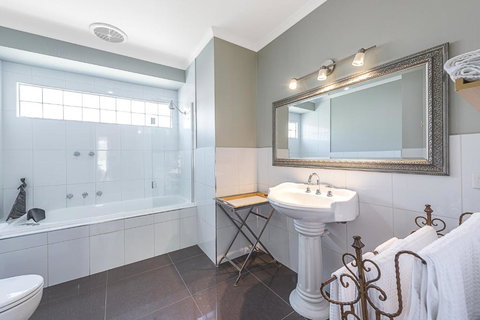 Amelina Cottages - Australia Shopping 6