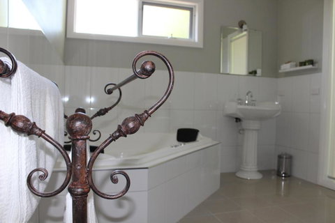 Amelina Cottages - Australia Shopping 3