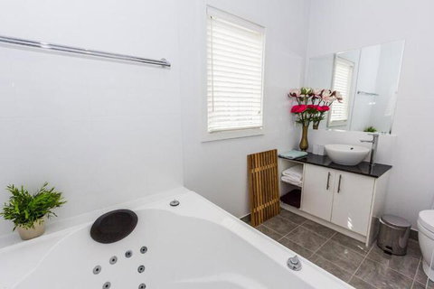 Seaside Spa Retreat - Accommodation Australia 4