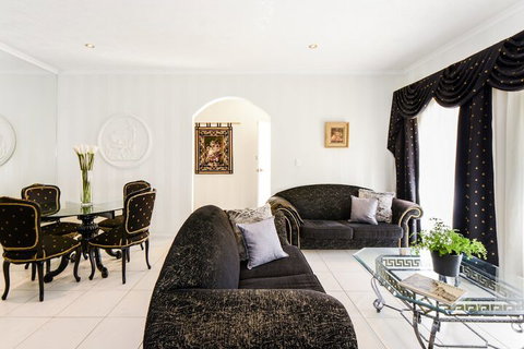 BOUTIQUE STAYS - Brighton Rose - Local Tourism 3