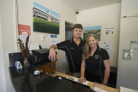 Cool Palms Motel - Local Tourism 6