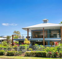 Reeflections Beachfront Holiday House - Bed n Breakfasts