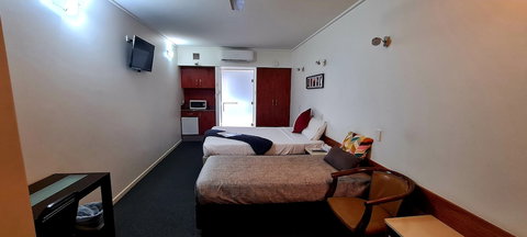 Ayr Travellers Motel - Local Tourism 4