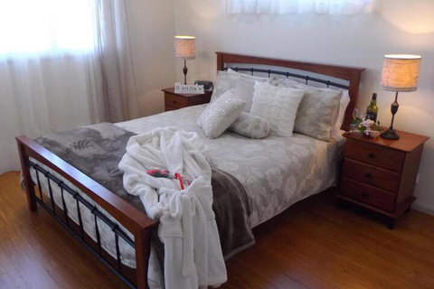 Tinaroo Sunset Retreat - Accommodation Australia 7