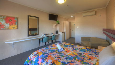 The Vines Motel And Cottages - Local Tourism 6